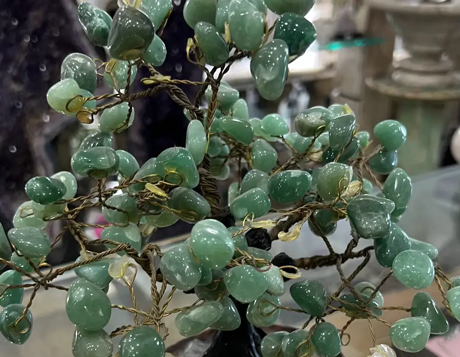 Árvore de pedras verdes sobre base escura