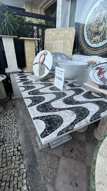 Mesa Copacabana retangular em mosaico de pedra natural