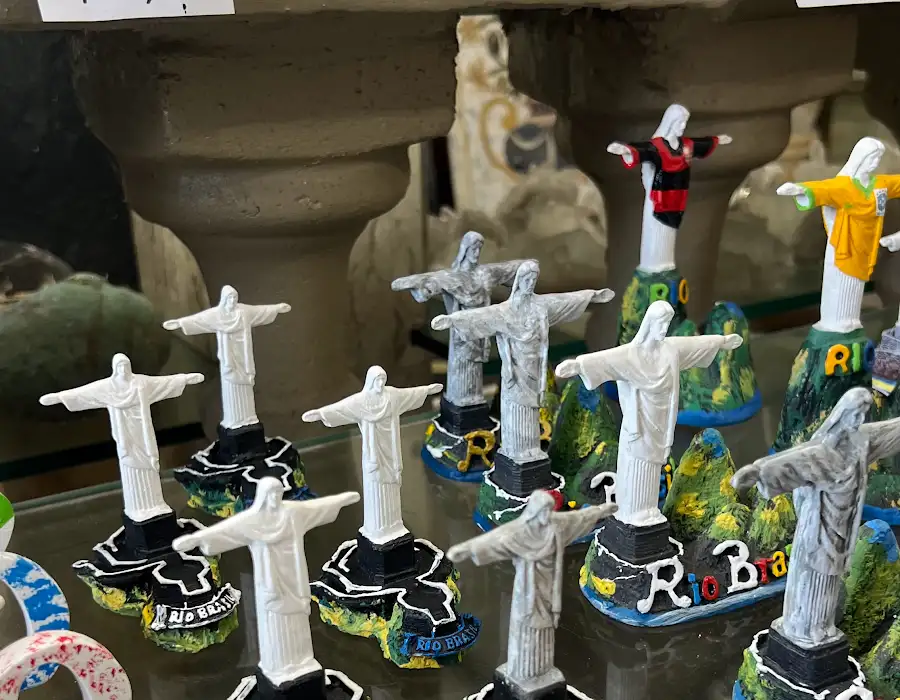 Coleção de pequenas esculturas coloridas em pedra
