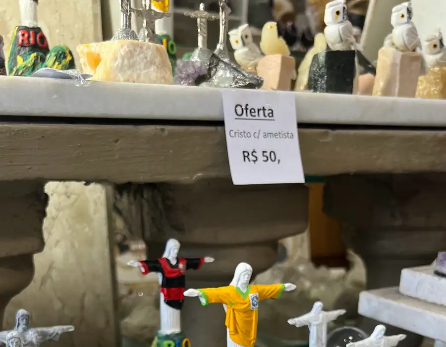 Cristais e pequenos objetos naturais em exposição