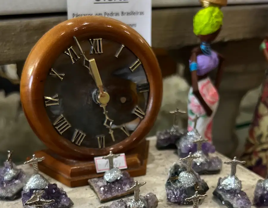 Relógio de mesa e pequenos objetos de pedra