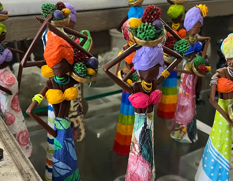 Pequenas esculturas coloridas de figuras em pedra