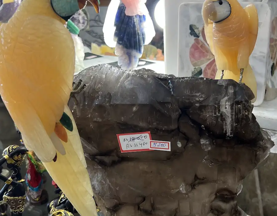 Pequenos pratos orgânicos coloridos em pedra